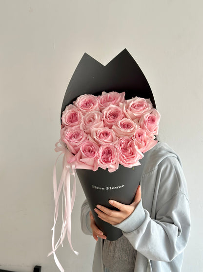 Elegant Black Wrap Rose Bouquet – Classic Size