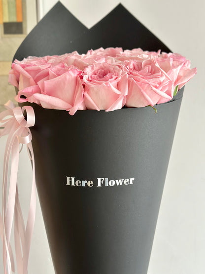 Elegant Black Wrap Rose Bouquet – Classic Size